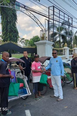 “Sambut Idul Adha 1447 H, KJJT Pamekasan Tebar Kepedulian: Puluhan Paket Sembako Disalurkan untuk Dhuafa dan Tukang Becak”